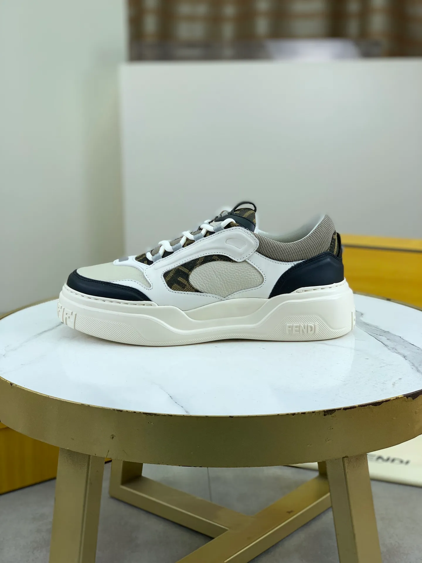 Men's men's shoes 💰P760 new style 💰💎💎💎 summer hot style [FENDI Fendi] top version 🆕New sneakers, wavy soles engraved with original words. Embossed Fendi Flow lettering on the heel. The upper is made of high-end calfskin and breathable materials. Original lining with tone-on-tone details decorated with innovative handcrafting techniques. Ultra-light and wear-resistant TPU and IP foam soles, overall lightweight and comfortable. Size:39-44 (38 45 can be customized)